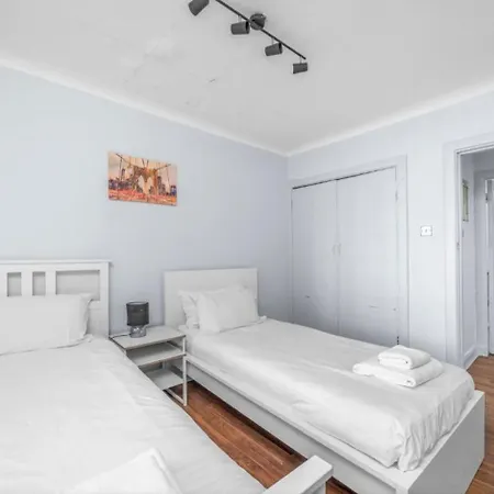 2 Bed Flat In Apartment