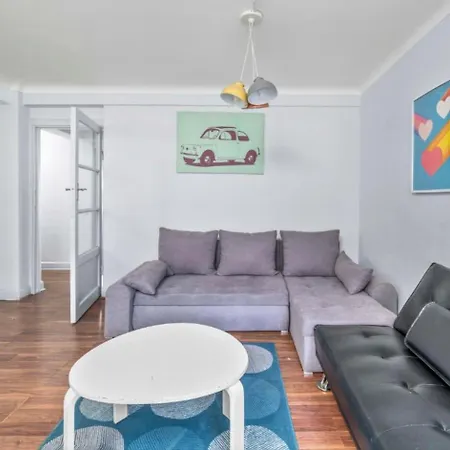 2 Bed Flat In Apartment *