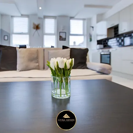 Stylish 1 Bed By Livra Estate Short Lets & Serviced With Free Parking Apartman