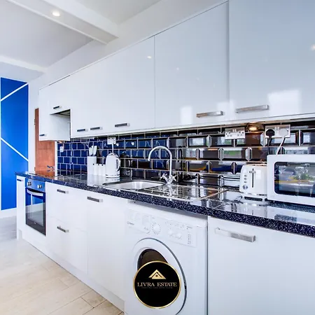 Stylish 1 Bed By Livra Estate Short Lets & Serviced With Free Parking *