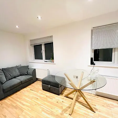 Spacious Flat On The High St Apartment