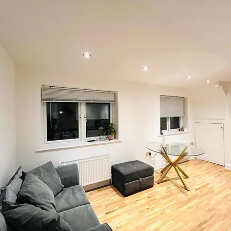 Apartment Spacious Flat On The High St