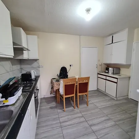 Guest house Spacious Double Ideal For Professionals Heathrow Uxbridge Access Stockleypark Brunel Hillingdon Hospital Prologis Park *