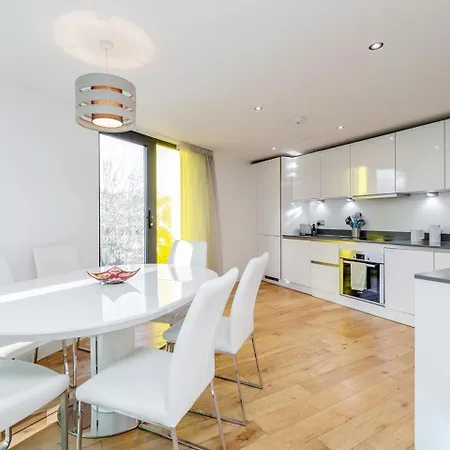 Apartment Cozy-chic Riverside 1 Bedroom With Great Transport Links - Perfect For Long *