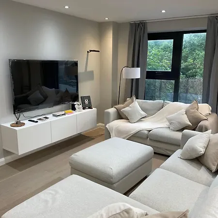 Apartment Daisi - 1 Stop To Bridge London