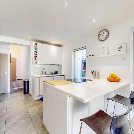 Apartment Bright 2br Flat With Garden & Bbq Near River Thames *