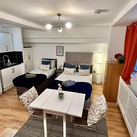 Detached House With Free Parking In Little Venice Near Paddington Hyde Park London