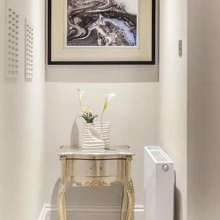 Chic One-bedroom Flat Apartment