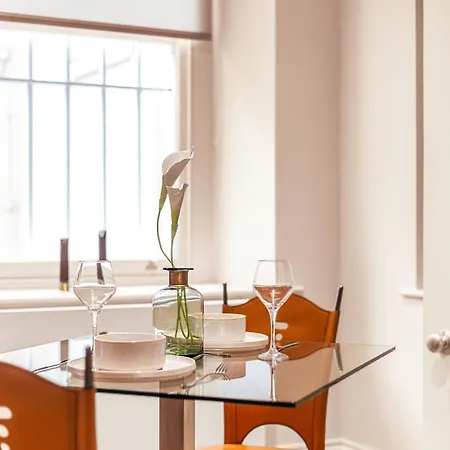 Chic One-bedroom Flat Apartment *