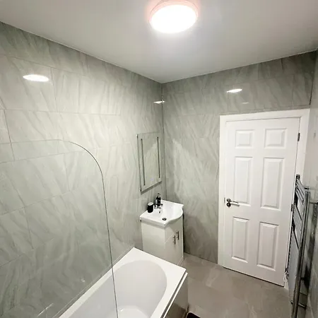 4bdr Beautiful Apartment Croydon
