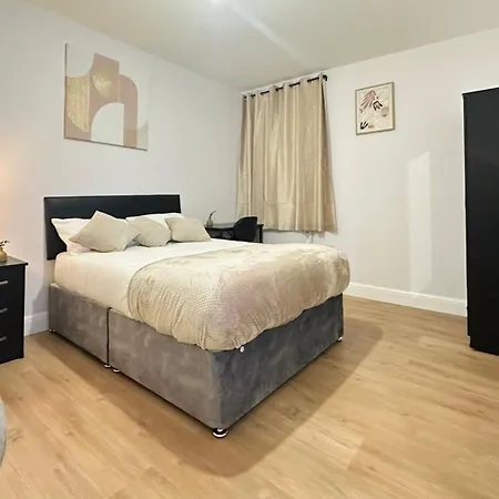 4bdr Beautiful * Croydon