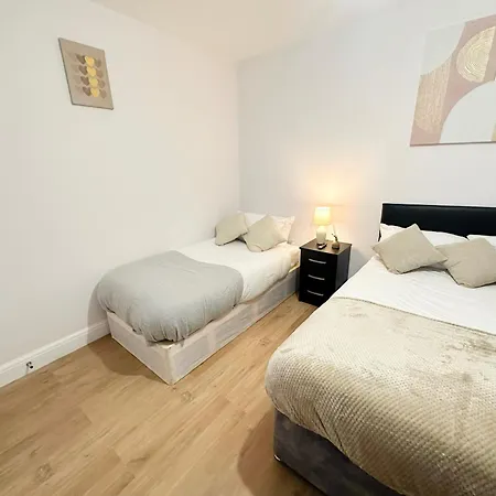4bdr Beautiful Croydon