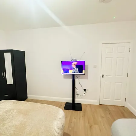 4bdr Beautiful * Croydon