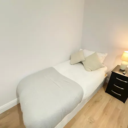 4bdr Beautiful Croydon