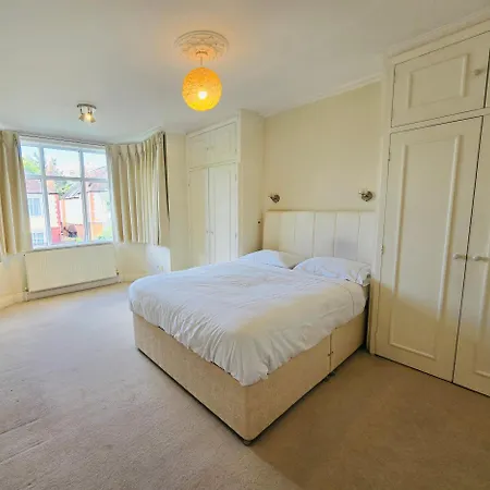 Bright 3br House In Wimbledon