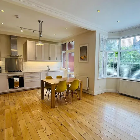 Holiday home Bright 3br House In Wimbledon