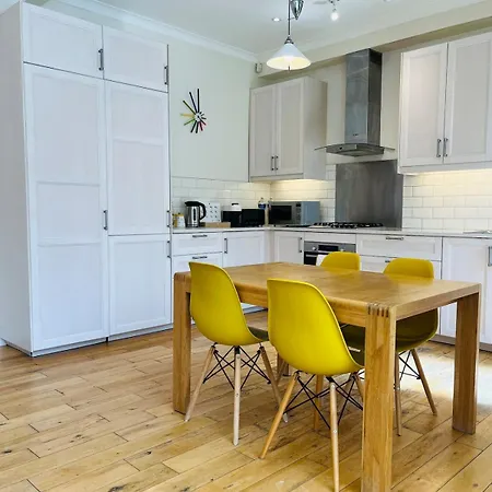 Bright 3br House In Wimbledon
