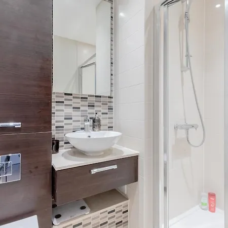 Stylish 2bd Hidden Gem By Victoria Park