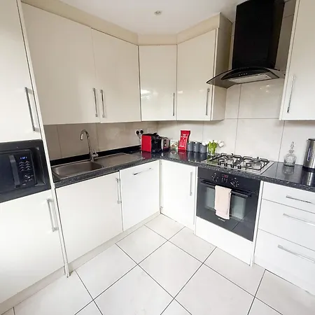 New 4-bed, 3-bath With Balcony And Free Parking In Crouch End Near Alexandra Palace Apartment London