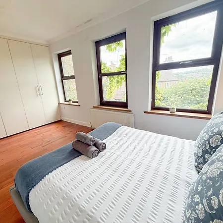 New 4-bed, 3-bath With Balcony And Free Parking In Crouch End Near Alexandra Palace London