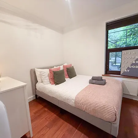 Apartment New 4-bed, 3-bath With Balcony And Free Parking In Crouch End Near Alexandra Palace London