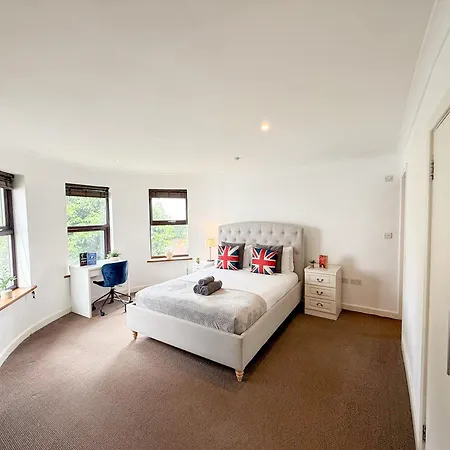 New 4-bed, 3-bath With Balcony And Free Parking In Crouch End Near Alexandra Palace *