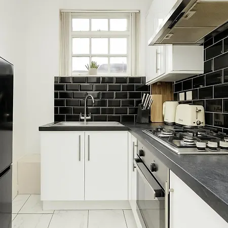 2 Bed Apartment In Bow Apartment London