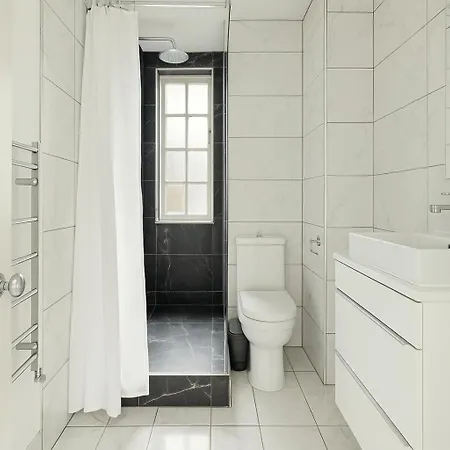 2 Bed Apartment In Bow Apartment *