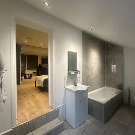Sleek 1bd Retreat Near Heathrow & Elizabeth Line Apartment Cowley (Greater London)