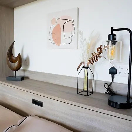 Luxury 2 Bedroom 2 Bathroom In Wimbledon Apartment *