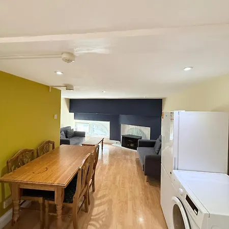 West Hampstead Hub! * London
