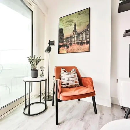 Contractor 1br, Long Stay, Fast Wifi, Near Tube Apartment