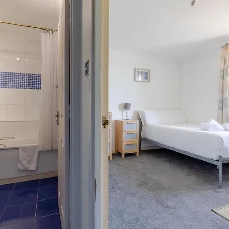 Homely 1 Bedroom In Beckton With Parking London