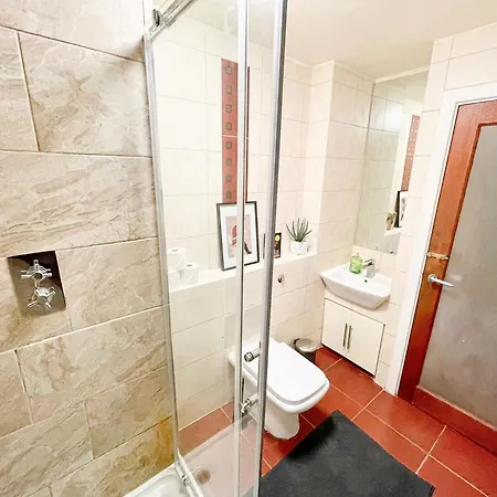 New 4-bed, 3-bath With Balcony And Free Parking In Crouch End Near Alexandra Palace