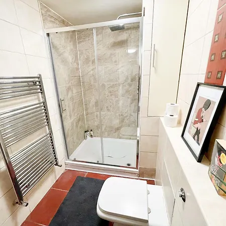 New 4-bed, 3-bath With Balcony And Free Parking In Crouch End Near Alexandra Palace Apartment