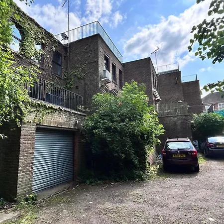 New 4-bed, 3-bath With Balcony And Free Parking In Crouch End Near Alexandra Palace Apartment London