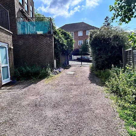 New 4-bed, 3-bath With Balcony And Free Parking In Crouch End Near Alexandra Palace Apartment *