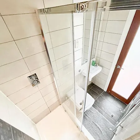 New 4-bed, 3-bath With Balcony And Free Parking In Crouch End Near Alexandra Palace *