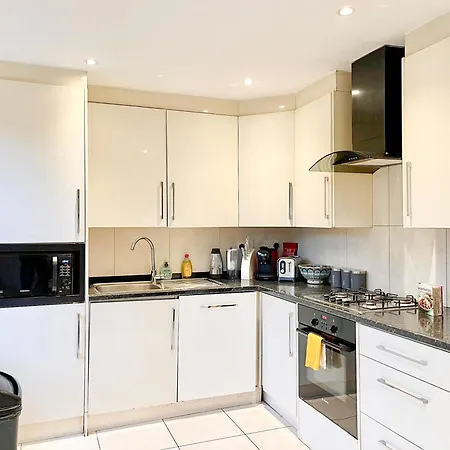 Apartment New 4-bed, 3-bath With Balcony And Free Parking In Crouch End Near Alexandra Palace London