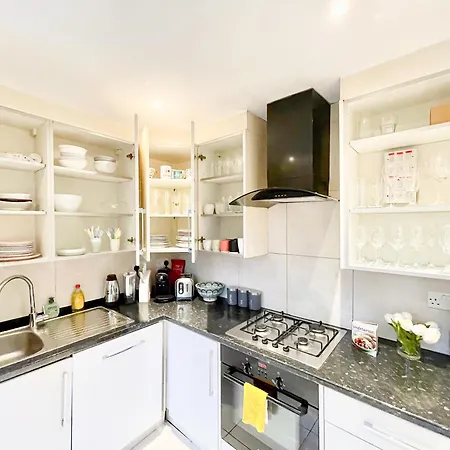 New 4-bed, 3-bath With Balcony And Free Parking In Crouch End Near Alexandra Palace Apartment London