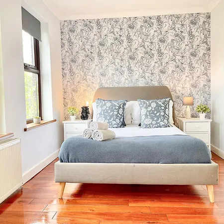 New 4-bed, 3-bath With Balcony And Free Parking In Crouch End Near Alexandra Palace Apartment *