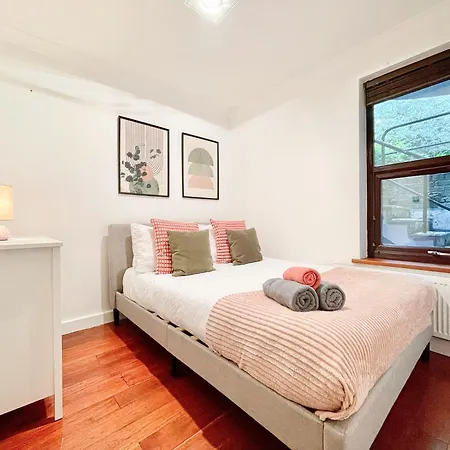 Apartment New 4-bed, 3-bath With Balcony And Free Parking In Crouch End Near Alexandra Palace London
