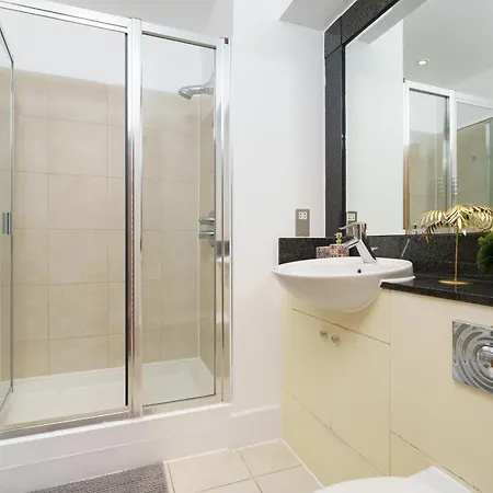Apartment St George Wharf London