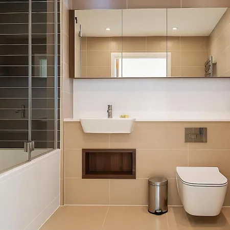 Apartment Still Life Aldgate Deluxe London