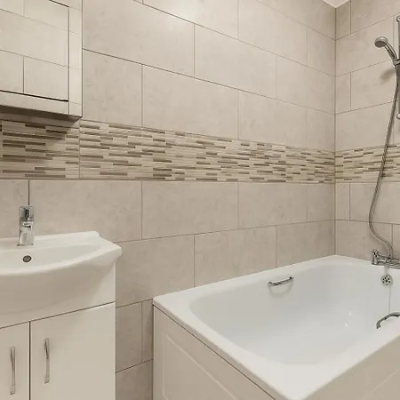 2 Bed Flat In Acton Town Apartamento Londres