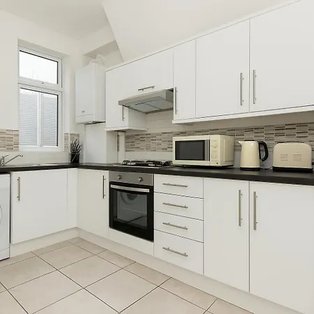 2 Bed Flat In Acton Town Apartamento