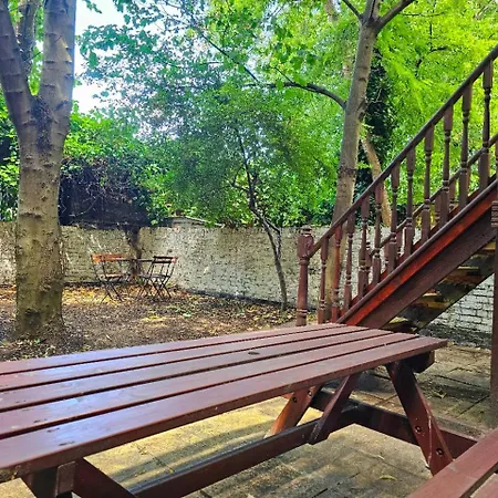 Lovely Ground Floor With High Ceiling And A Private Garden With Deck By Earl's Court Station *