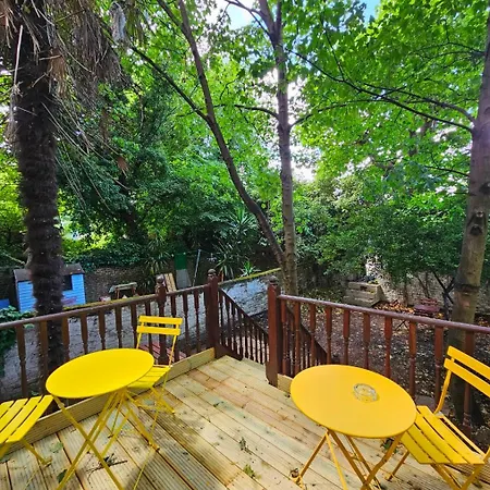 Lovely Ground Floor With High Ceiling And A Private Garden With Deck By Earl's Court Station London