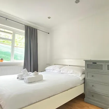 Spacious 1 Bed - Near London Walking To Arnos Grove Tube, Alexandra Palace Apartment *