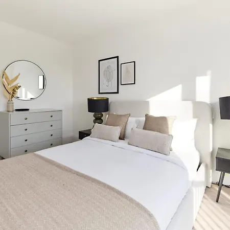 The Wembley Park Sanctuary - Stunning 2bdr Flat With Balcony *